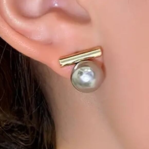 Gray Pearl Gold Bar Stud earrings - Picture 2 of 2